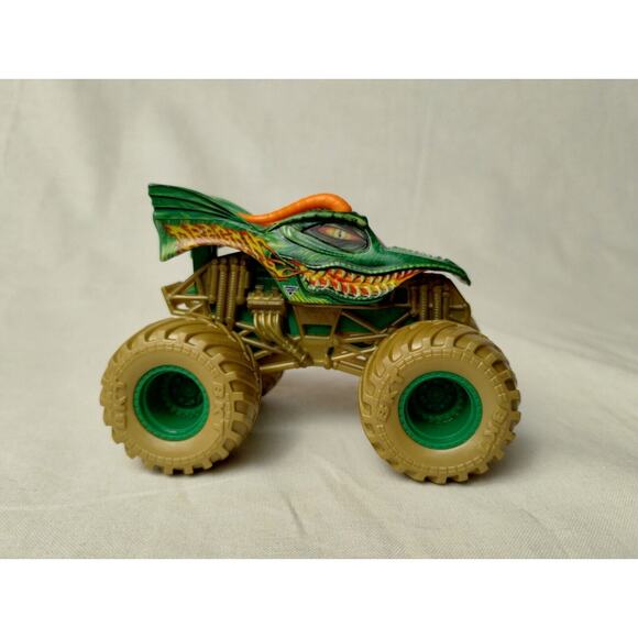 DRAGON MONSTER JAM POWER BEASTS TRUCK TARGET EXCLUSIVE GOLD TIRES 1:64 2020 - Picture 1 of 7